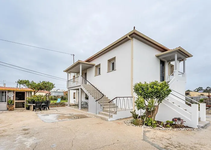 Retro-Modern Retreat In Esposende
